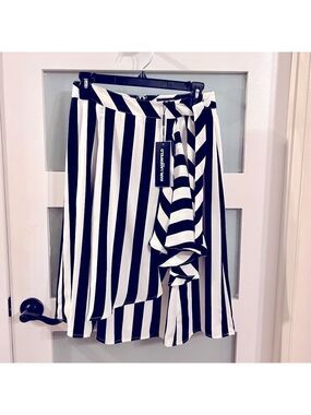 𝅺karl LAGERFELD  black and white stripped skirt. Size 2. NWT